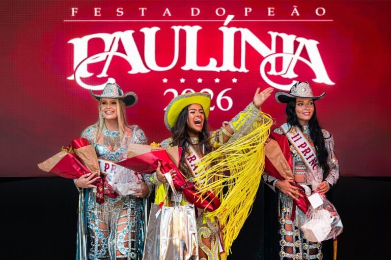 Rainha da Festa do Peão de Paulínia 2026 Ana Carolina Berenguel ao centro e princesas Júlia Medeiros à esquerda e Luma de Vuono à direita