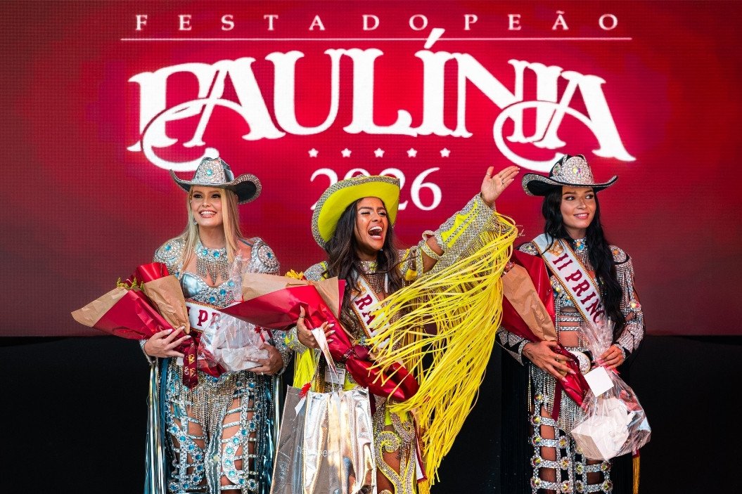 Rainha da Festa do Peão de Paulínia 2026 Ana Carolina Berenguel ao centro e princesas Júlia Medeiros à esquerda e Luma de Vuono à direita