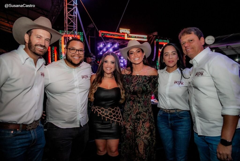 Presidente da FPP, Ricardo Dalbem; prefeito de Paulínia Danilo Barros e esposa Tamires, Gabi Soldera, primeira-dama do Estado de SP, Cristiane Freitas e Governador, Tarcísio de Freitas. Foto: Susana Castro